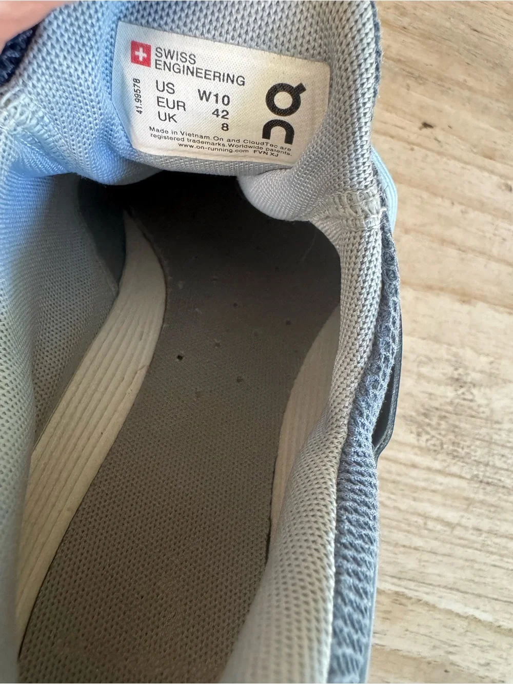 On cloud running shoes women 10
